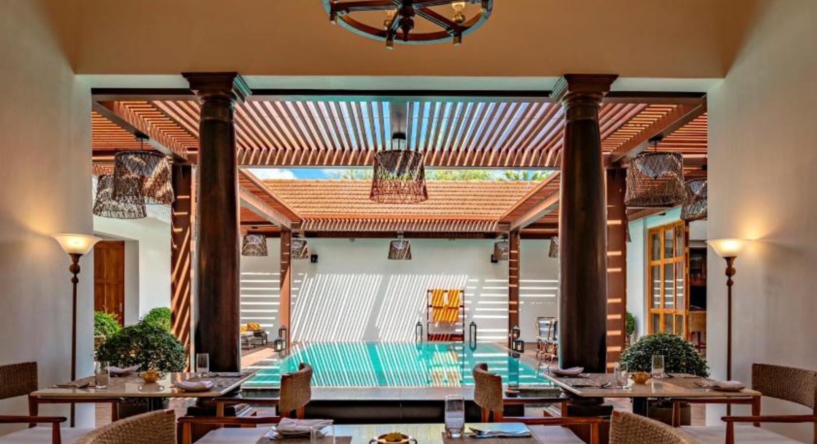 Restaurant with Swimming Pool 