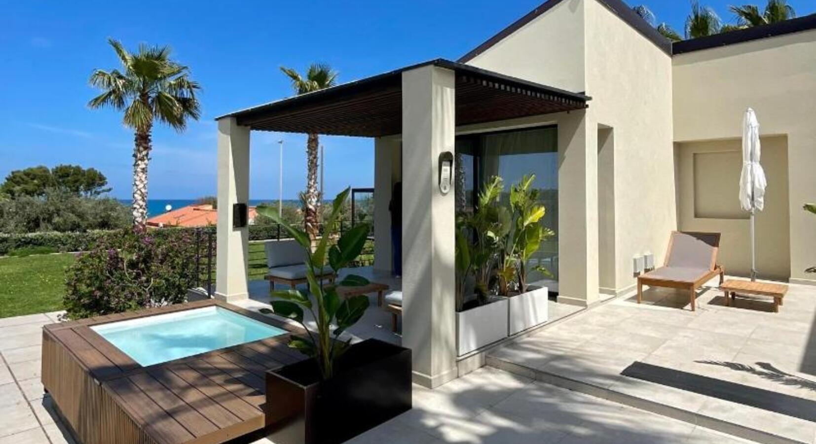 Private hot tub