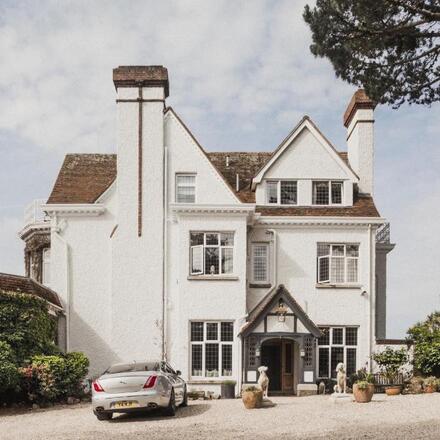 Top Falmouth Hotels with Pools