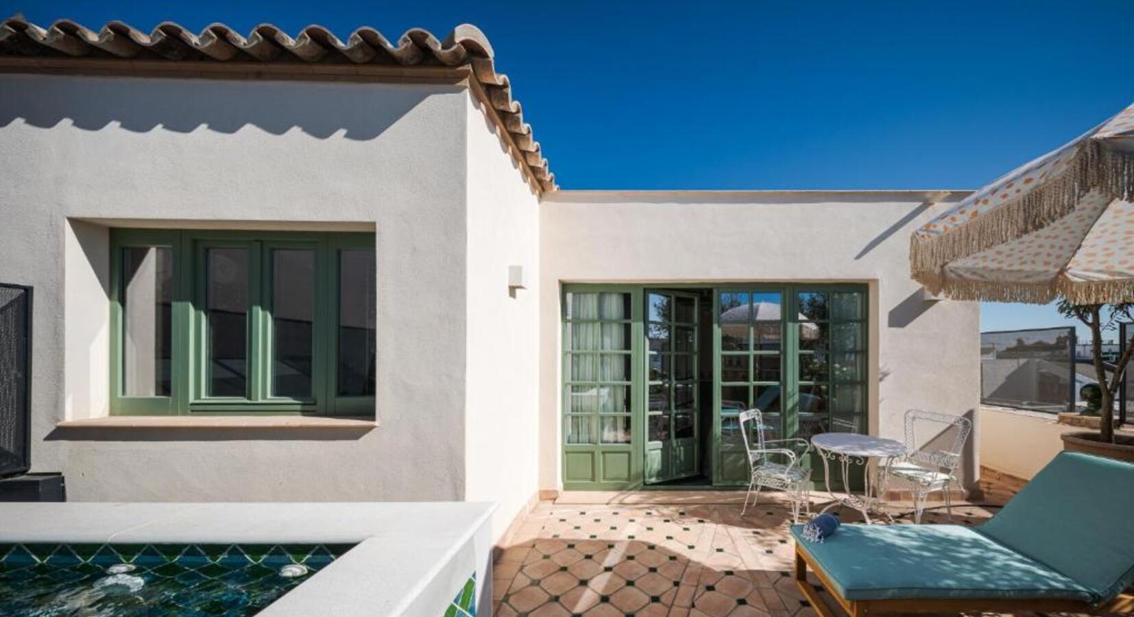 Private terrace with plunge pool 