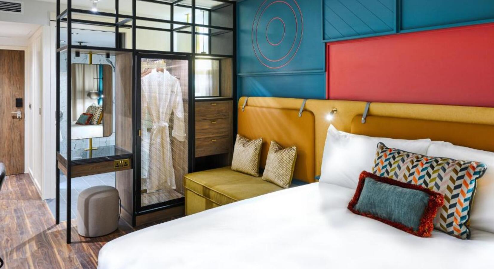 Deluxe Queen Room with Sofa Bed 