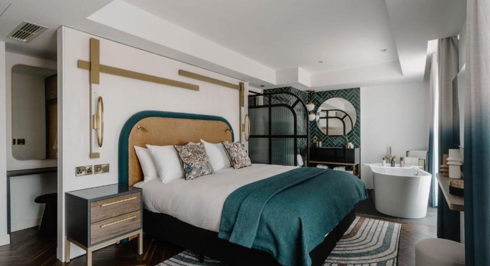 One-Bedroom Suite with Balcony and Dock View 