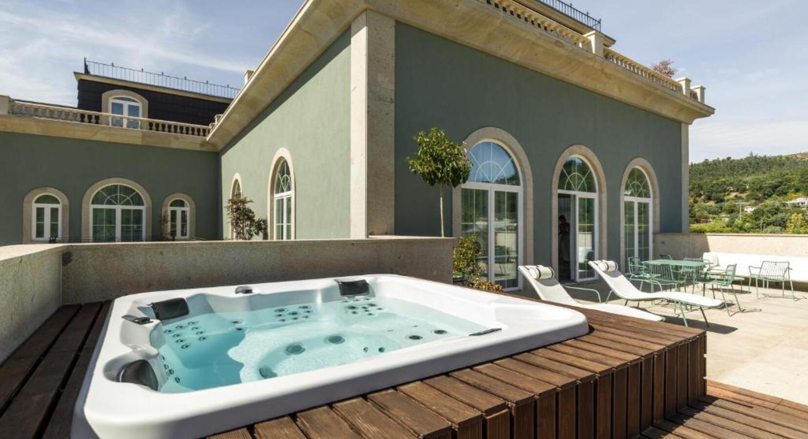 Roof terrace with hot tub 