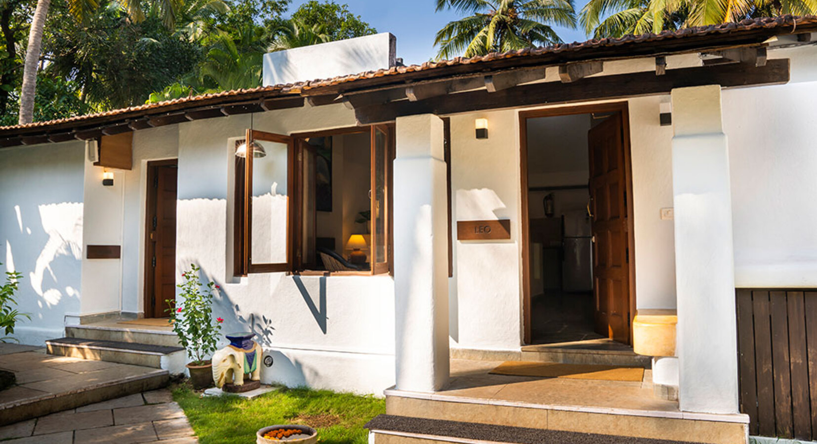 Leo Exterior