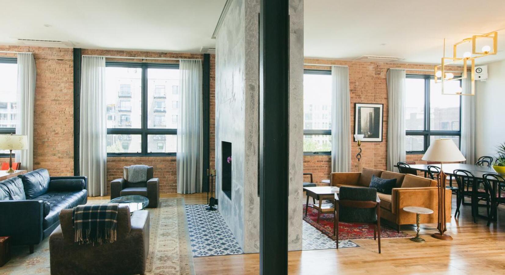 Seating and breakfast area