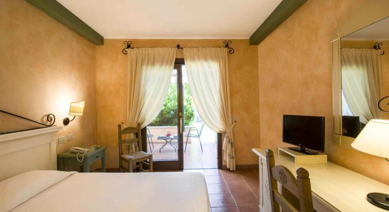Mat Room with french bed and garden view