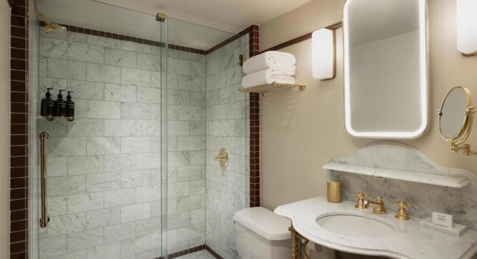 King room bathroom