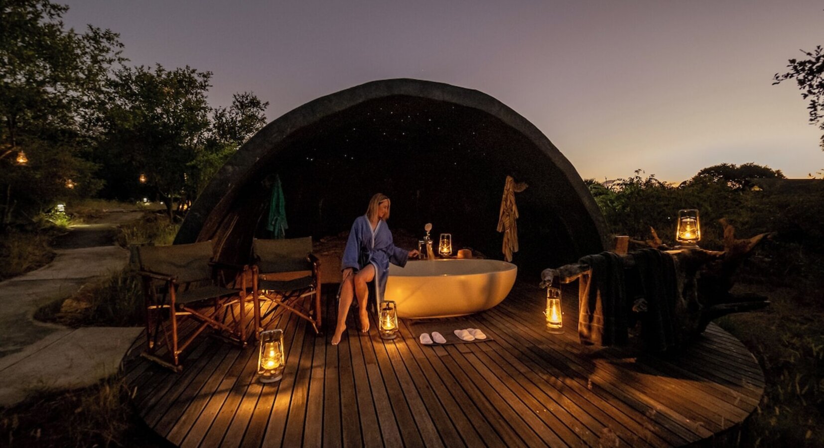 Outdoor bath tub