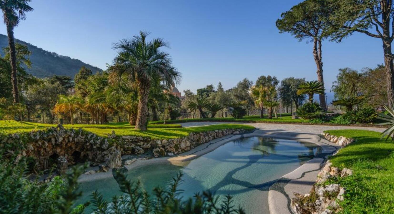 Ornamental reservoir