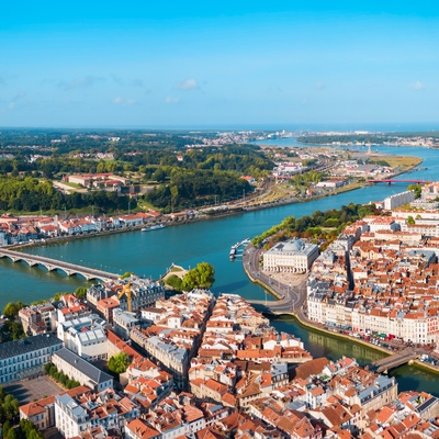 Bayona, Francia
