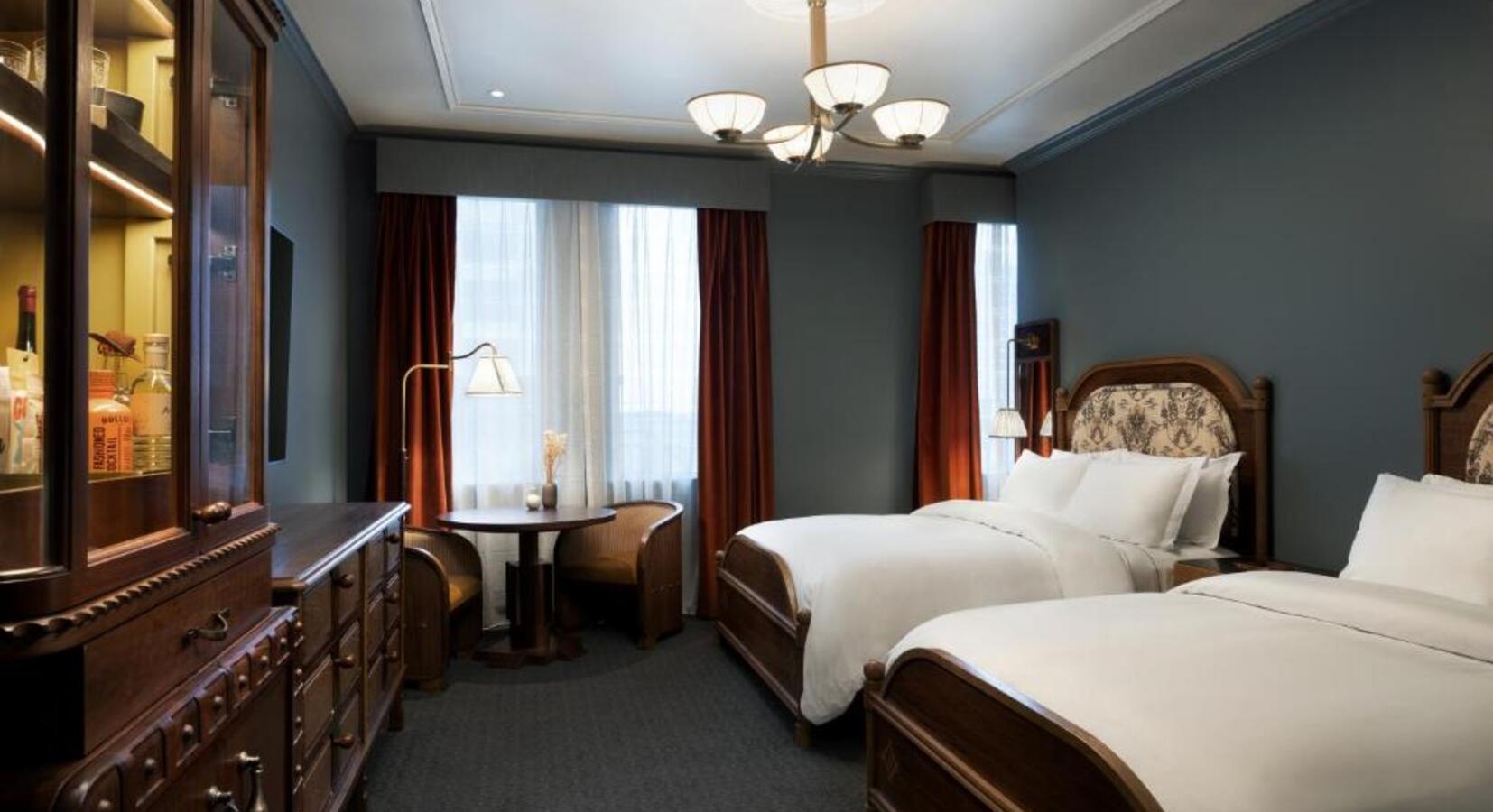 Queen room