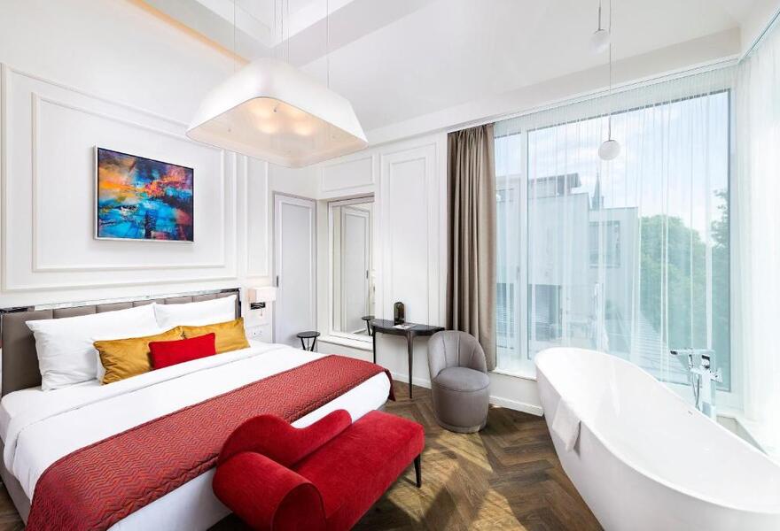 Three Corners Avenue Hotel