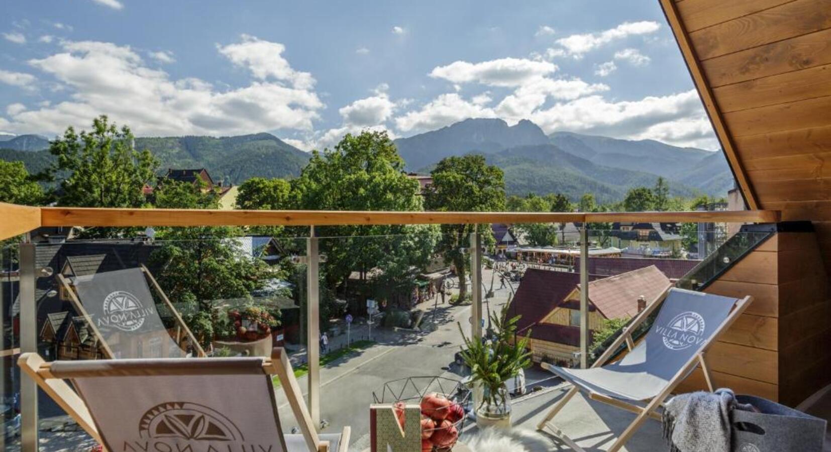 Apartment with Mountain View 