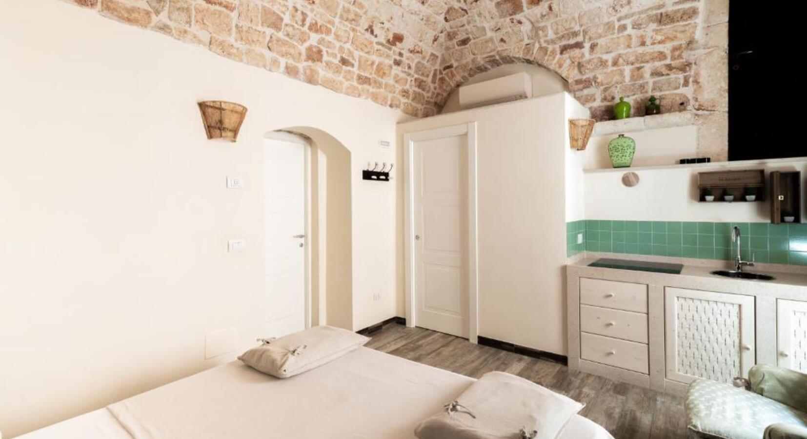 Bedroom with kitchenette 